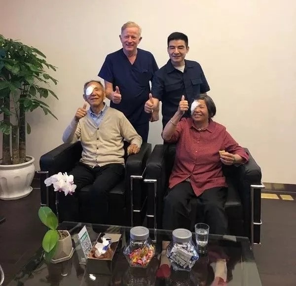 陈光标与双亲徳视佳眼科为公益站台